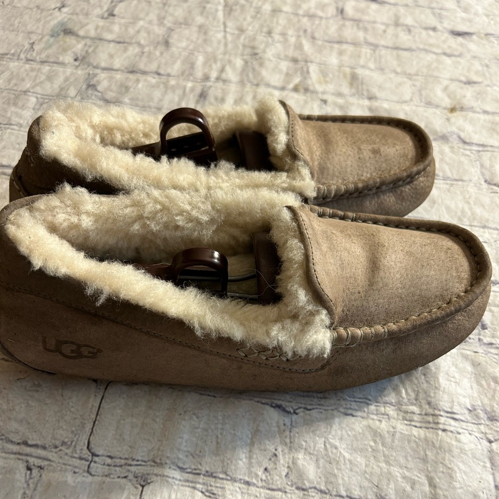 UGG ASCOT TAN SUEDE SLIPPERS WOMEN’S FITS 8-8.5